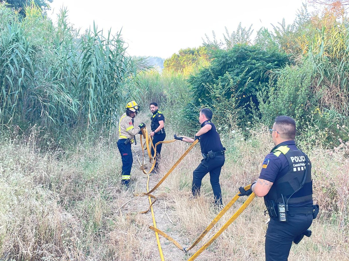 Aquest matí la nostra <a href="/platjaropolicia/">Platja d'Aro Policia</a>  ha donat suport a <a href="/bomberscat/">Bombers</a>  en l’extinció d’un incendi que s’ha originat en una pineda propera a la desembocadura del riu Ridaura.
Gràcies a la ràpida intervenció, s’ha pogut controlar de seguida.