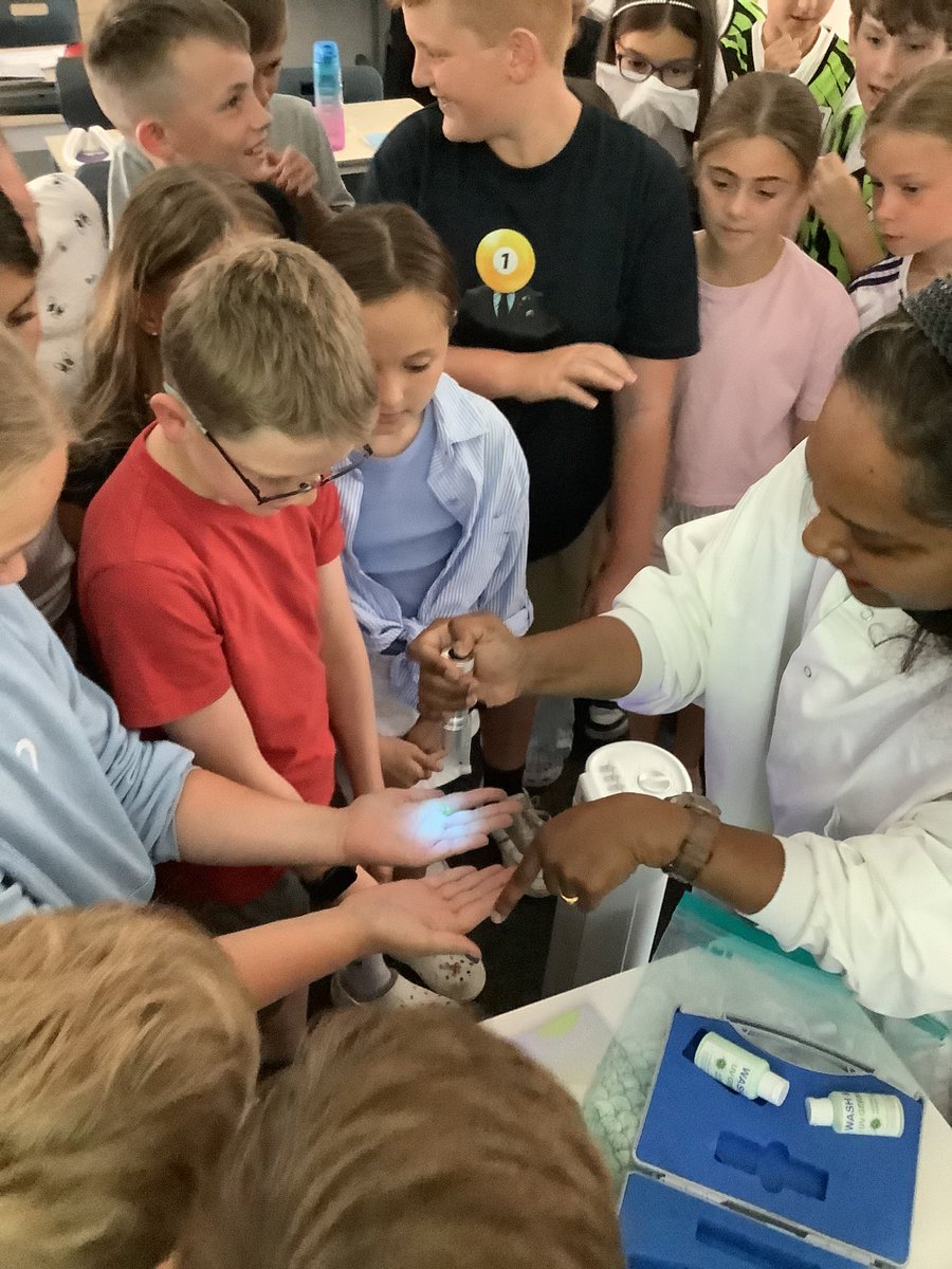 Wow! What a busy day! We started our day with a visit from a parent who very kindly talked about her job as a specialist biomedical scientist! The children were fascinated to learn about bacteria and the germs that live in the world around us - especially the ones on our hands!🦠