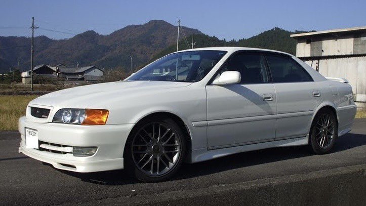 #みんなの初代愛車教えて
大学時代、どうしても100系チェイサーが欲しくて探してたら、親の知り合いの中古車屋さんにちょうど下取り車として入ってきた物。
諸経費込み70万でいいよ、ということで今まで貯めたお金を全てくらいはたいて買った車😊
これで直6、多気筒、2500cc以上の拘りができました😊