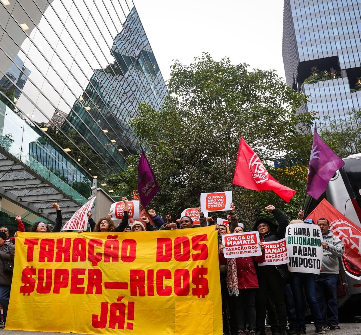 GuilhermeBoulos's tweet photo. Pra cima! O @mtst e a Frente Povo Sem Medo ocuparam hoje a sede do Itaú na Faria Lima - o prédio mais caro do Brasil, que custou R$ 1,5 bi para ser construído. A ocupação tem como pauta a taxação dos super-ricos. O recado do povo é claro: o Brasil precisa de Justiça tributária. https://t.co/vBHaVe8XGi