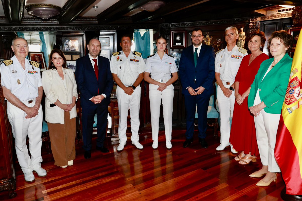 Participando en la recepción ofrecida tras la llegada del Buque Escuela ‘Juan Sebastián de Elcano’ a Gijón.

© Casa Real