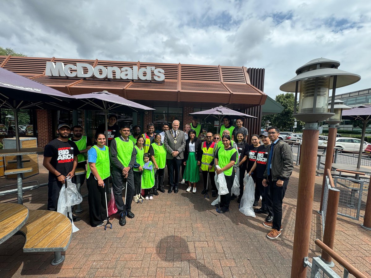 HillingdonMayor's tweet image. Pleasure to join franchisee Shafali and her team from the Bath Road @McDonalds for their litter pick and to discuss opportunities to build strong community relationships locally.