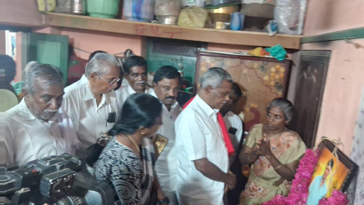 jeevalenin's tweet image. சிவகங்கை மாவட்டம், திருப்புவனம் ஒன்றியம், மடப்புரத்தில் தனிப்படை காவலர்களால் அடித்து கொல்லப்பட்ட அஜித்குமாரின் குடும்பத்தினரை சிபிஎம் மாநிலச் செயலாளர் பெ.சண்முகம் நேரில் சந்தித்து ஆறுதல் கூறினார். #cpim #AjithkumarCase