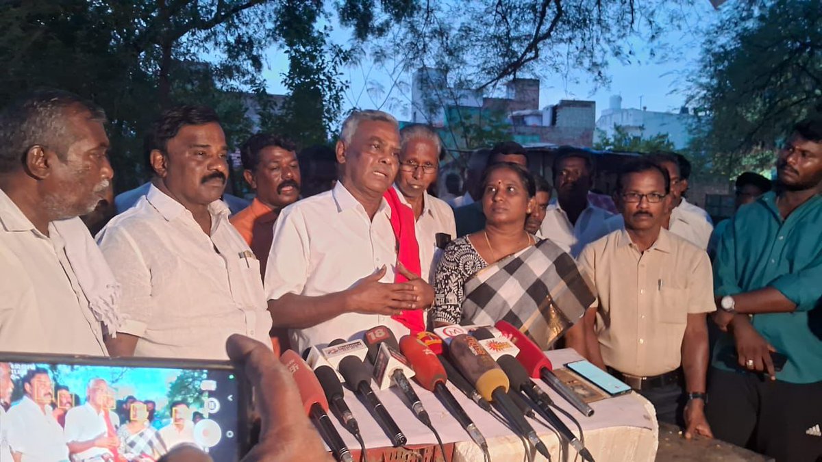 jeevalenin's tweet image. சிவகங்கை மாவட்டம், திருப்புவனம் ஒன்றியம், மடப்புரத்தில் தனிப்படை காவலர்களால் அடித்து கொல்லப்பட்ட அஜித்குமாரின் குடும்பத்தினரை சிபிஎம் மாநிலச் செயலாளர் பெ.சண்முகம் நேரில் சந்தித்து ஆறுதல் கூறினார். #cpim #AjithkumarCase