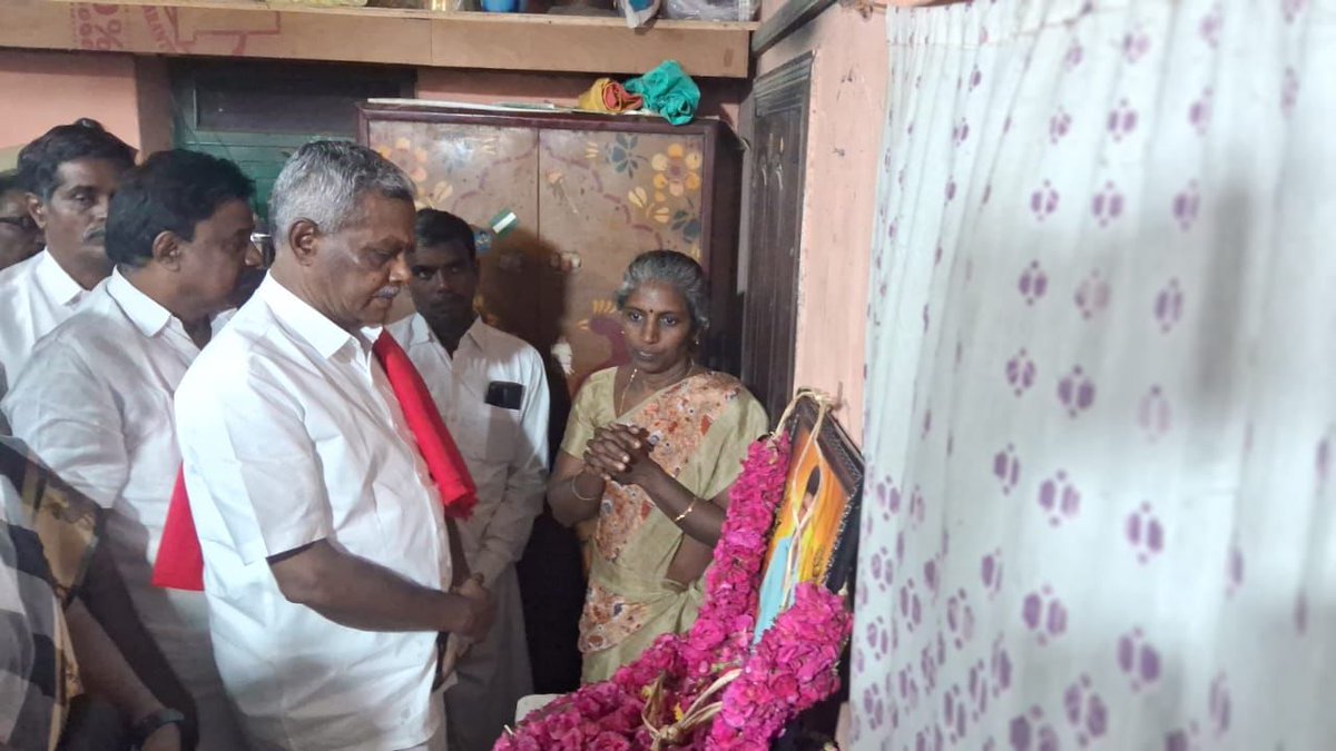 jeevalenin's tweet image. சிவகங்கை மாவட்டம், திருப்புவனம் ஒன்றியம், மடப்புரத்தில் தனிப்படை காவலர்களால் அடித்து கொல்லப்பட்ட அஜித்குமாரின் குடும்பத்தினரை சிபிஎம் மாநிலச் செயலாளர் பெ.சண்முகம் நேரில் சந்தித்து ஆறுதல் கூறினார். #cpim #AjithkumarCase