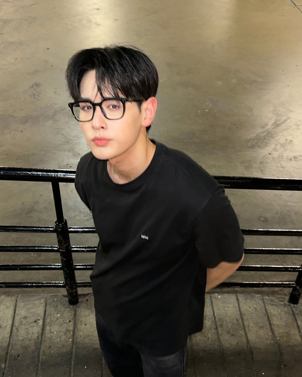 suparose28's tweet photo. Why does he look like he just walked out of a K-drama scene? 🥺🖤 The glasses, the stare, the vibe, we’re not okay.” @Popptr_ @poppataraphol #Popptr
#BoyInBlack #EffortlesslyCool https://t.co/ybeIActj37
