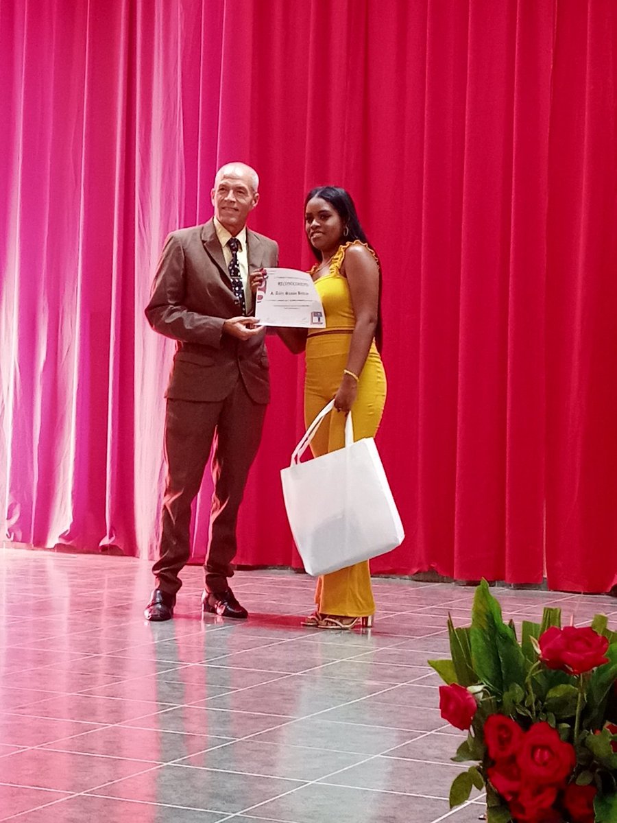 En la Facultad de Educación Infantil de la <a href="/UG_Cuba/">Universidad de Guantánamo</a>  se  gradúan 14 estudiantes con el Premio al Mérito Científico. Muchas felicidades para todos.#MMoncadaGuantanamero #UniversidadCubana #SeguimosAscendiendo