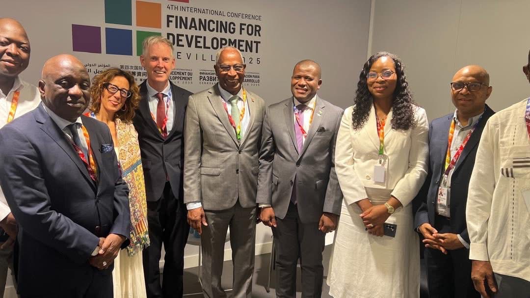Primature de la République de Guinée (@primaturegn) on Twitter photo Séville 3 Juillet 2025| le <a href="/PMGUINEE17/">Le Premier ministre Amadou Oury Bah</a> Amadou Oury Bah a échangé avec la Banque européenne d’investissement. Au menu : appui au programme Simandou 2040 et un financement de 200 M€ pour améliorer l’accès à l’eau à Conakry. La Guinée plaide pour élargir la coopération aux secteurs Séville 3 Juillet 2025| le <a href="/PMGUINEE17/">Le Premier ministre Amadou Oury Bah</a> Amadou Oury Bah a échangé avec la Banque européenne d’investissement. Au menu : appui au programme Simandou 2040 et un financement de 200 M€ pour améliorer l’accès à l’eau à Conakry. La Guinée plaide pour élargir la coopération aux secteurs