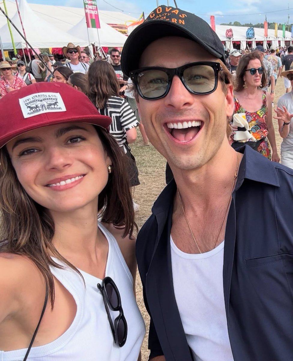 Monica Barbaro and Glen Powell reunite at Glastonbury 📸