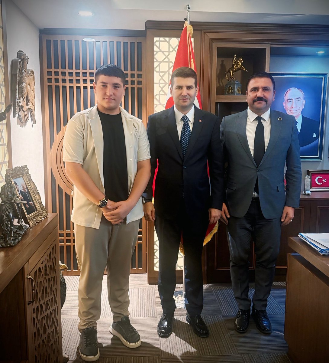 DursunNar46's tweet photo. Adımızı kürsülerde okumasalarda olur; biz göğsünde iman, yüreğinde sancak taşıyanlarız.
Gösterişin değil, göğüs göğüse mücadelenin peşindeyiz. Gölgeden değil, ateşten korkmayanların yanındayız.
Nesilden nesile bir ömür emrinizdeyiz
Sayın Genel Başkanım. https://t.co/AVPM98z5ye