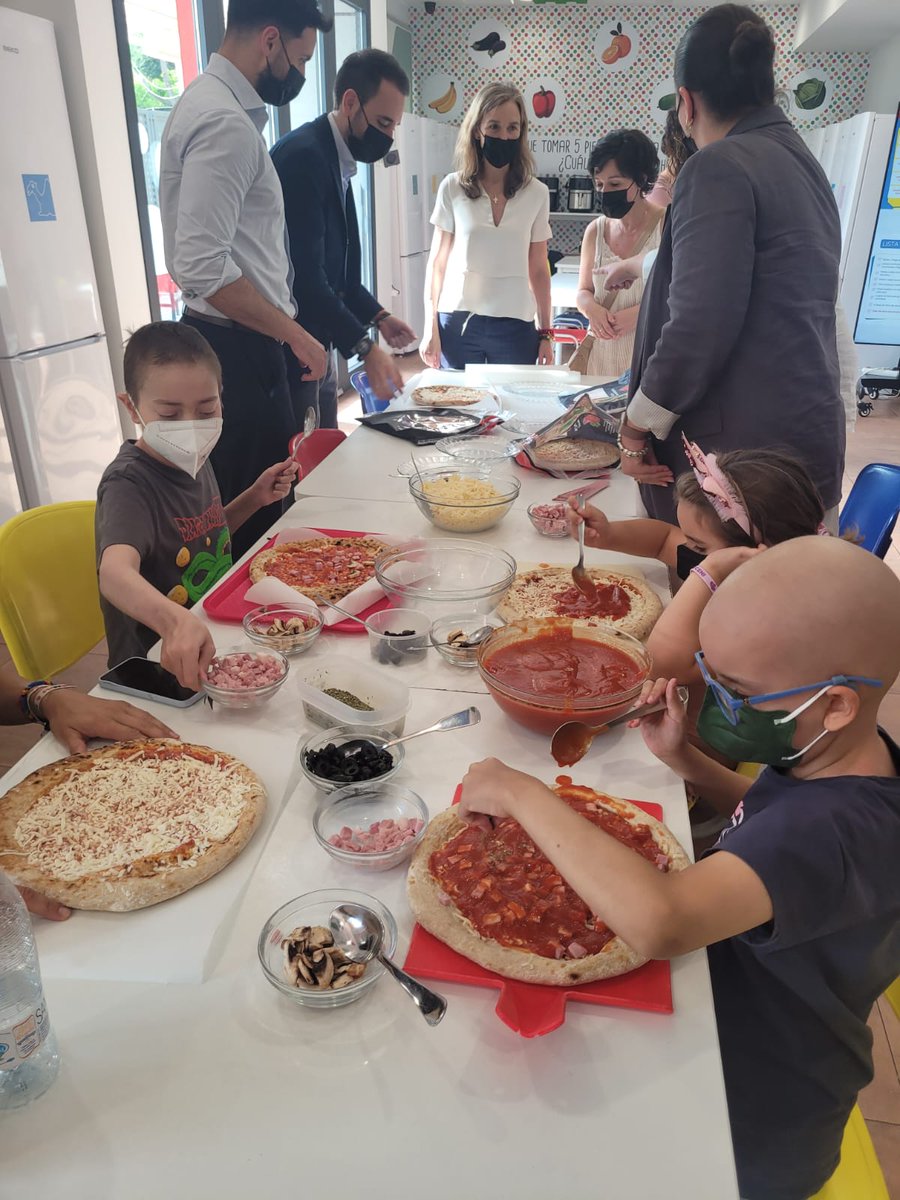 CasaRonaldMAD's tweet photo. Gracias al equipo de @vincci_hoteles por una tarde deliciosa llena de recetas, sonrisas y mucho cariño🍪💛 ¡Peques y mayores lo pasaron genial! ¡Os esperamos pronto! 🙌 https://t.co/XoAQprDTv1
