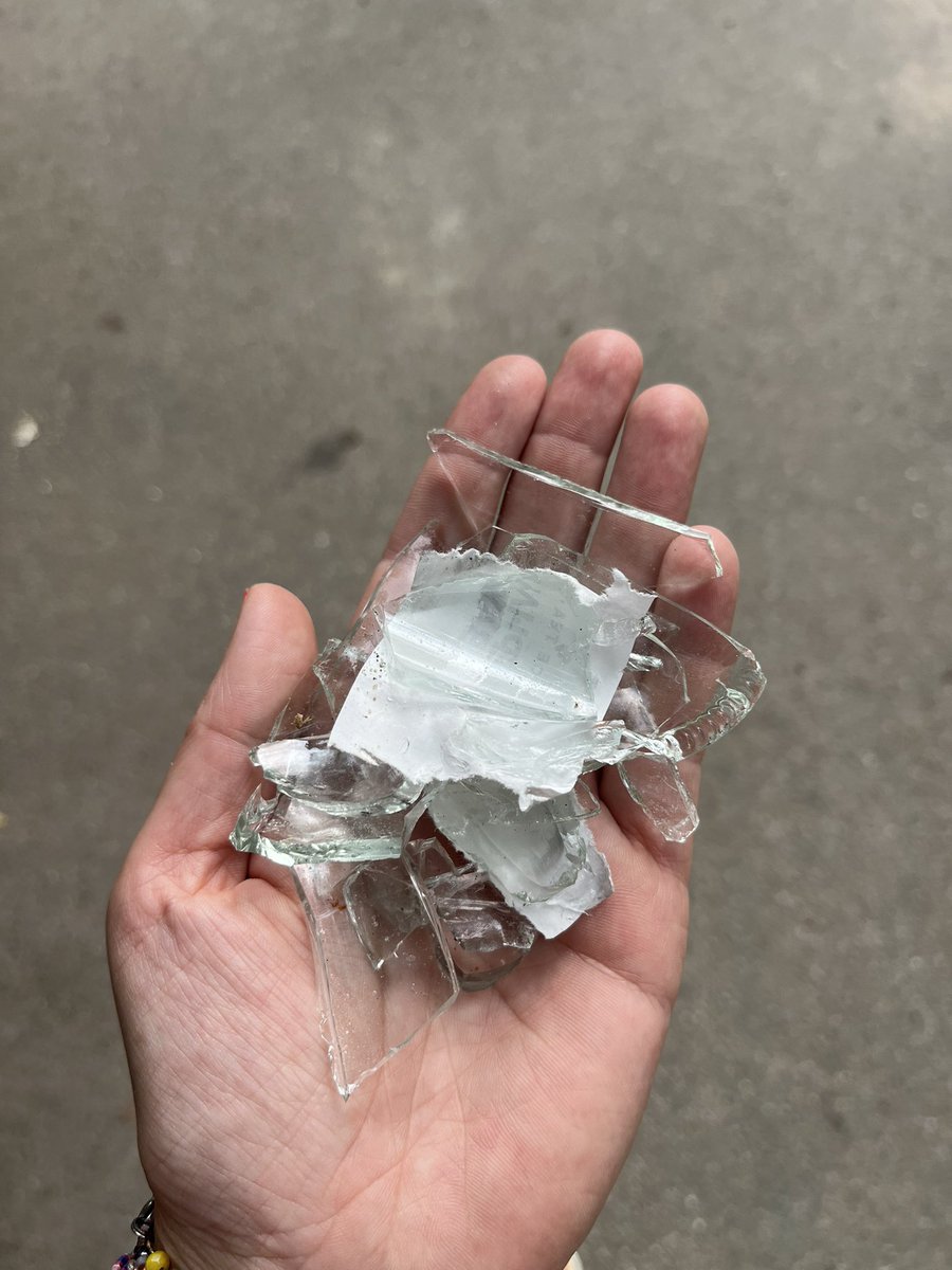 Gerade auf einem #Spielplatz eingesammelt. 

Offensichtlich ein Ort, an dem auch gehirnamputierte kleine und große Arschlöcher verweilen.