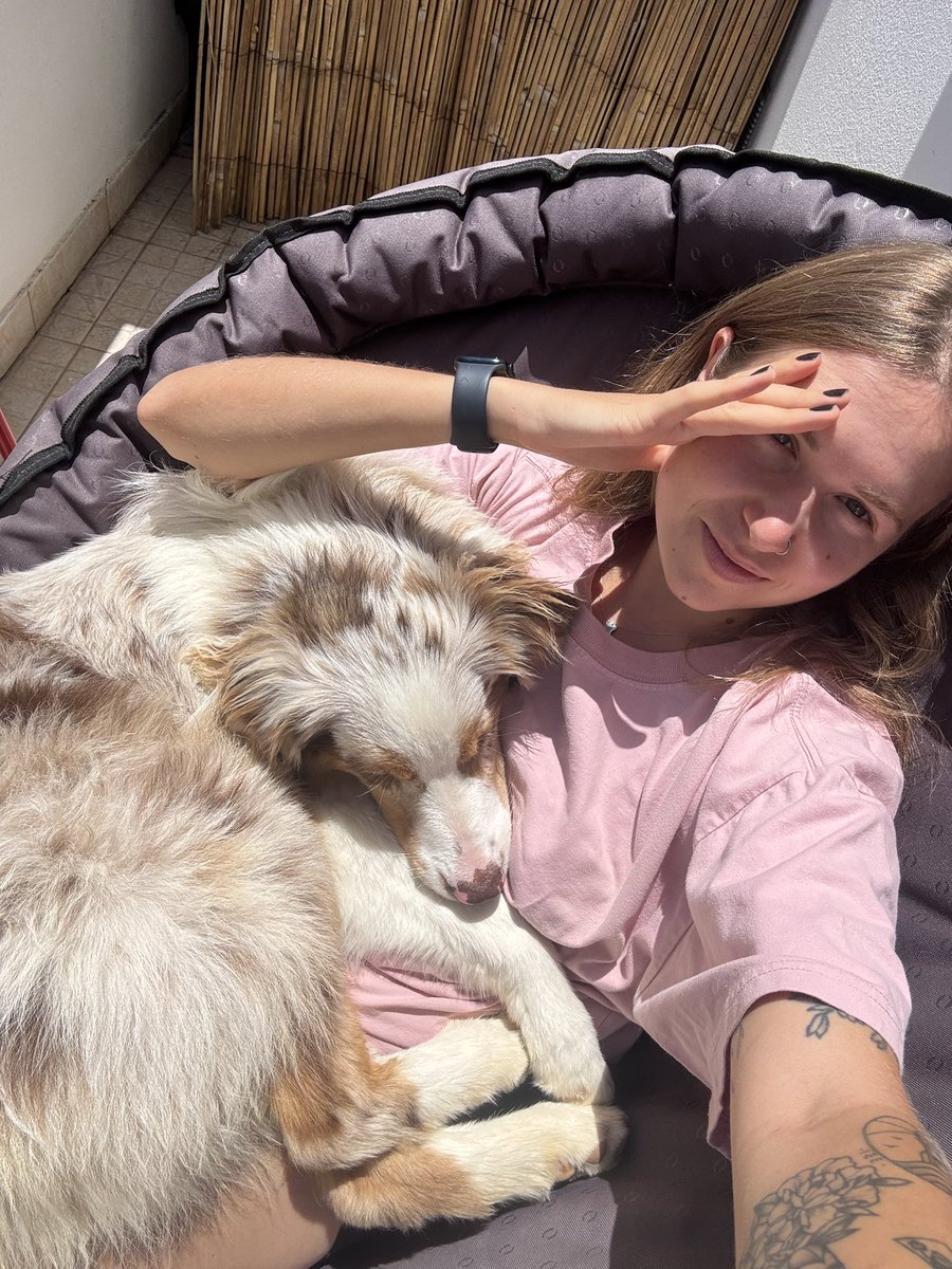 Пинат думает что он все еще маленький, и каждый раз пытается на мне умоститься