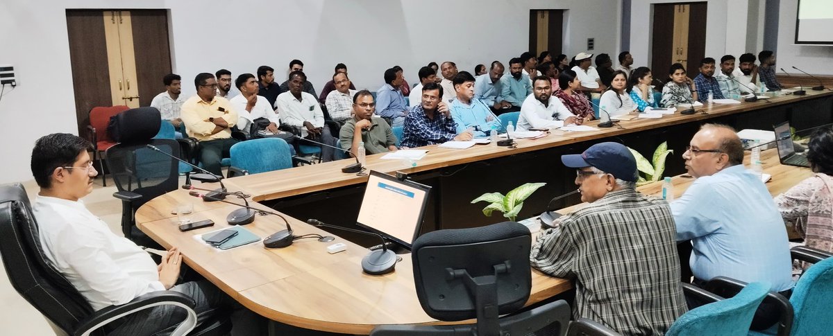 DM_Khandwa's tweet photo. ✅ कलेक्टर श्री ऋषव गुप्ता ने बैठक में दिए निर्देश

✅ पशुपालन विभाग की योजनाओं का पशुपालकों को लाभ दिलाएं

✅ पशुपालकों को पशु बीमा करवाने तथा पशुओं का टीकाकरण करवाने के लिए प्रेरित करें।
R.M : https://t.co/FrtJTUFRmP

@JansamparkMP
@Dept_of_AHD
@mpurbandeptt
#khandwa https://t.co/IJE6Rcnqsx