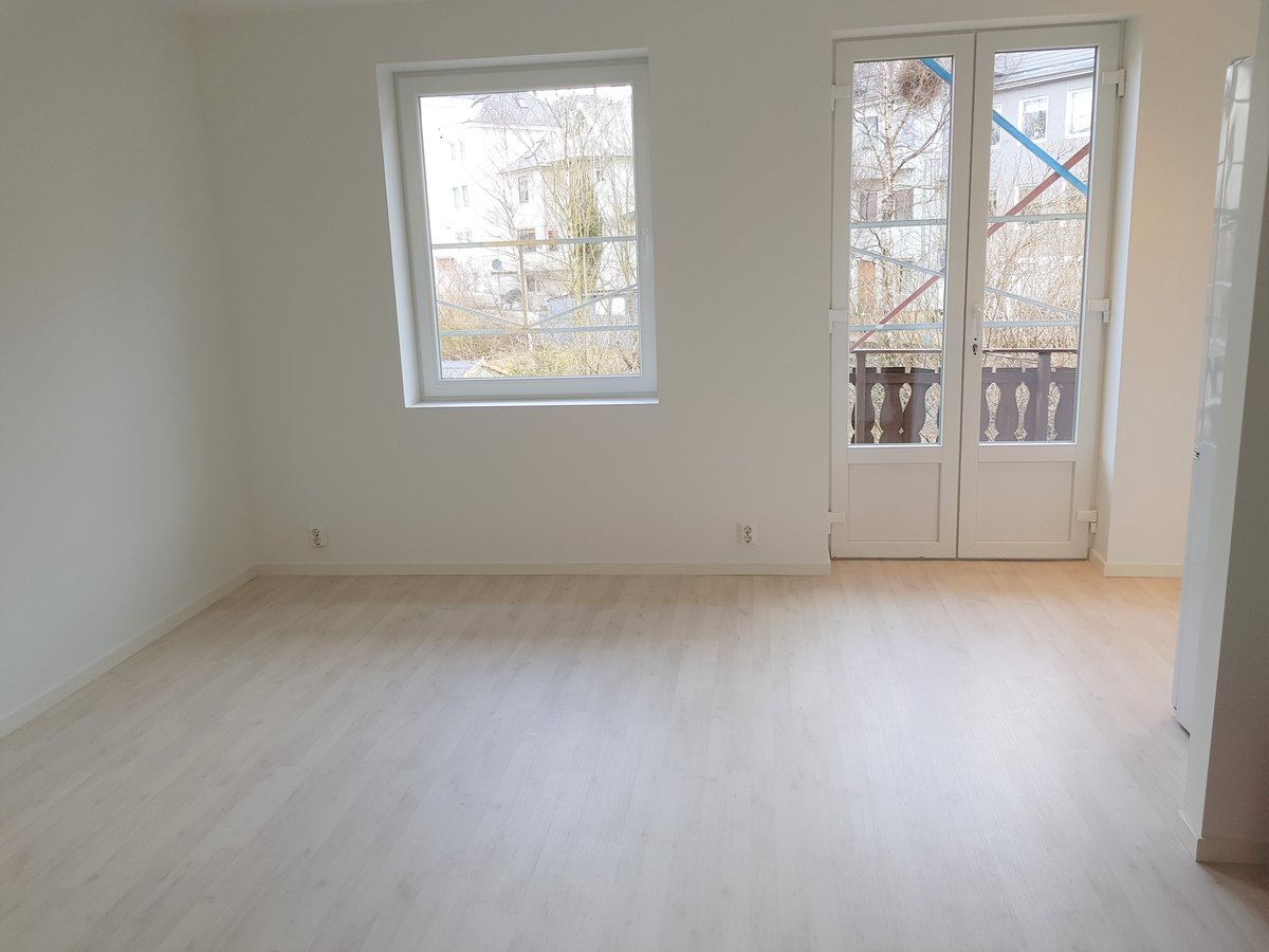 BergensInvestor's tweet photo. Off-market investeringsmulighet nær HVL Kronstad / Bergen sentrum – potensielt +/-10 % yield!??🤑

Jeg har blitt kontaktet av en selger som ønsker å selge en liten bygård på ca. 200 kvm i Bjørnsonsgate på Kronstad – et svært populært område for studenter, rett ved HVL og kun et par bybanestopp fra sentrum. 

Jeg har ikke finansiering eller kapasitet til å følge opp denne dealen selv, men har fått tillatelse til å dele muligheten med mine følgere her på X. 

Detaljer om eiendommen:

Beliggenhet: Sentralt på Kronstad, nær      bybane og HVL.
Størrelse: Ca. 200 kvm.
Type: 2 eierseksjoner med totalt 4 x 3-roms leiligheter.
Standard: Totalrenovert i 2018, god standard.
Pris: 9,9 MNOK.
Leieinntekter: Utleid idag for 14–15 000 kr/mnd per leilighet
Potensial: Nylig leide jeg ut en mindre 3-roms leilighet med lavere standard, lenger fra sentrum, for 21 000      kr/mnd. Med oppdaterte leieavtaler kan vel denne eiendommen potensielt gi veldig god yield...

Bilder av eiendommen er vedlagt nedenfor.

Interessert?

- Lik og repost dette innlegget.
- Skriv «DM» i kommentarfeltet, så sender jeg deg selgers kontaktinfo.

Jeg sender kun info til de 15 første som responderer. Hvis det er stor interesse, må jeg avvente selgers      tilbakemelding før jeg sender til flere (slik at han ikke blir nedringt)

Viktig: Jeg har ikke sett eiendommen selv og jeg kjenner ikke selger. Jeg videreformidler kun informasjonen jeg har fått og kan ikke garantere at alt stemmer. Jeg mottar ingen kompensasjon for dette – det eneste jeg får ut av dette er at du potensielt synes at jeg deler verdifult innhold, noe jeg ønsker å fortsette med!

Hvis denne muligheten viser seg å bli populær så kan jeg potensielt dele flere tilsvarende muligheter senere