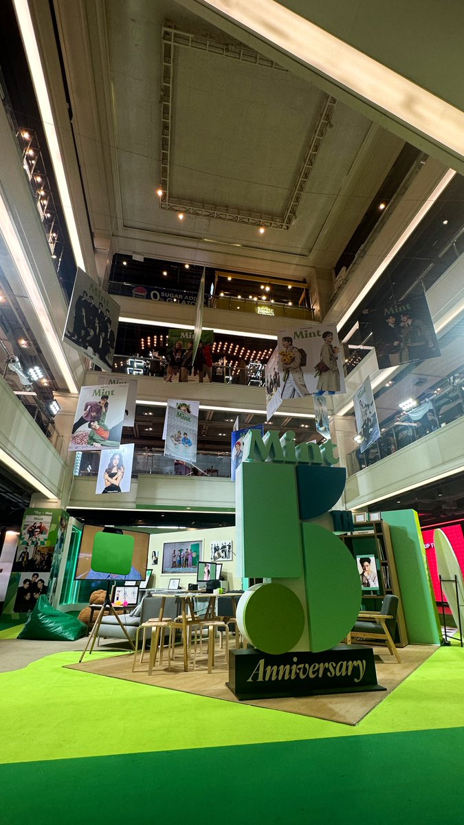 kaogayoi_muri's tweet photo. サイアムうろついてたらMintのPOPUP的な何かに出くわした〜最近もTLで見かけたけどこの号のpondphuwin大変良なので皆さん紙で見ることを強くおすすめします 何なら代行するんで(回し者?)
#Mint5YearsofFreshness
#Mint5thAnniversary
#MintMagTH
#ปอนด์ภูวินทร์ #PondPhuwin #ppnaravit #phuwintang https://t.co/I96kHJd6kL