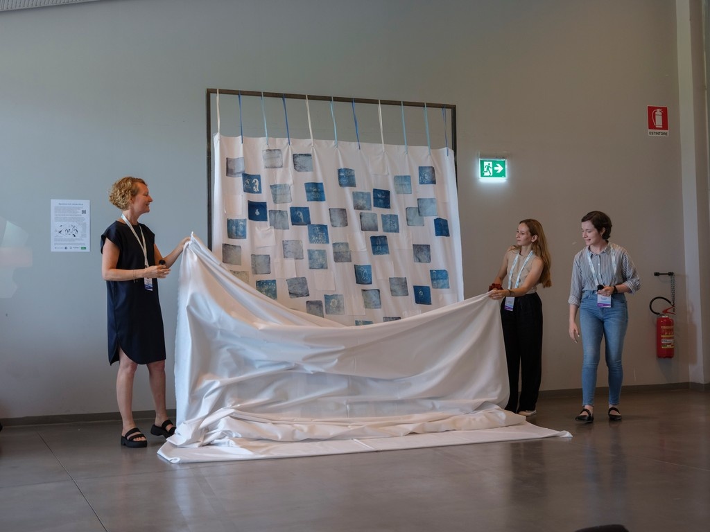 AntarcticaSouth's tweet image. A Blanket for Penguins was created by 55 children at Montessori Bergamo, guided by artists. Using cyanotype, they printed penguin drawings on fabric, forming a symbolic icy quilt to protect a melting world. ❄️🐧 #ATCM47
📸 Nicola Gnesi
@Umweltbundesamt @_BMUKN @Umwelthilfe