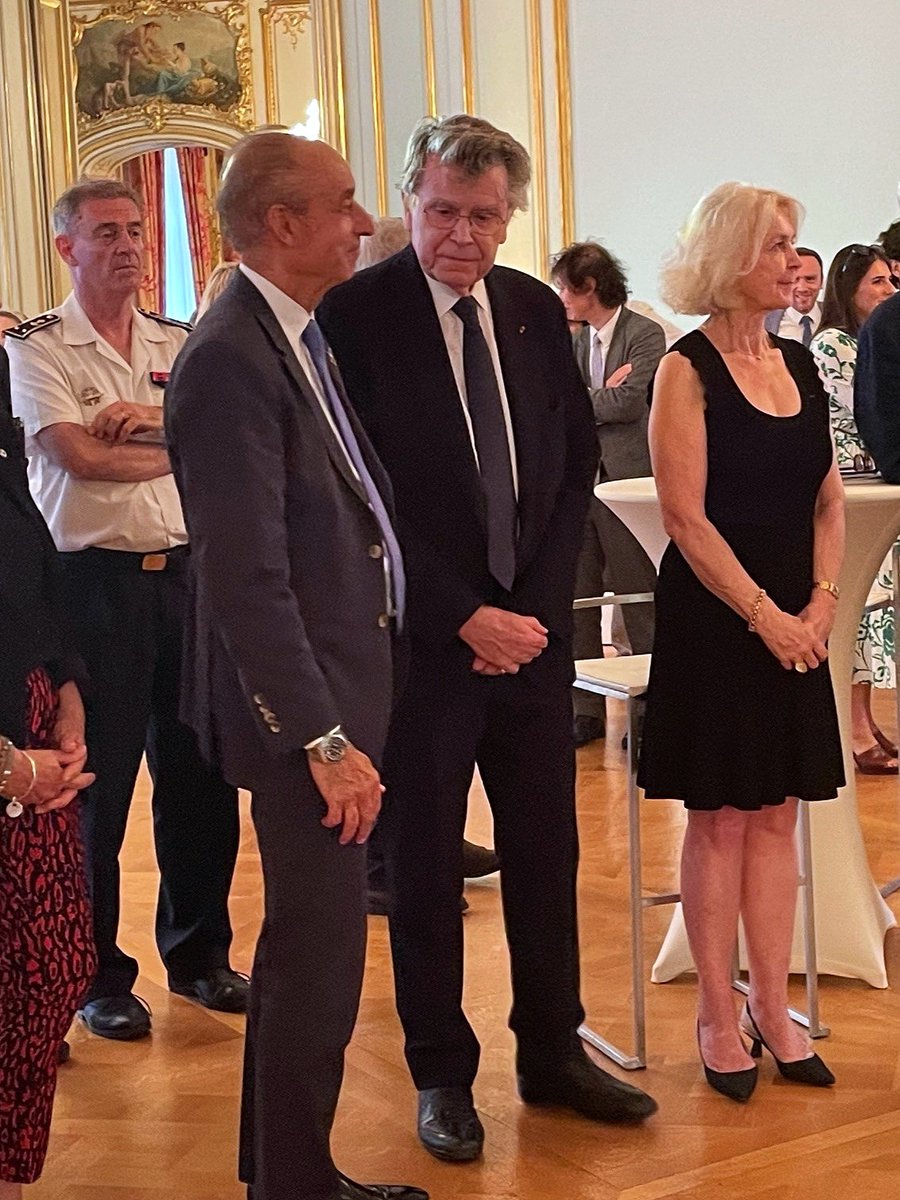 Un prix spécial du jury du Livre de Géopolitique m’a été décerné pour l’ensemble de mon œuvre, lors d’une cérémonie présidée par Jean-Yves Le Drian, le 2 juillet 2025. Mon dernier livre L’Ere des affrontements. Les grands tournants géopolitiques a été particulièrement salué.