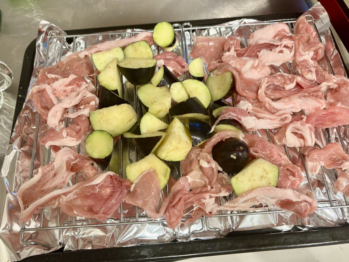 obakeusako's tweet photo. ヘルシオで揚げなすと豚肉焼いておろしポン酢サラダに！
ホットクックは親子丼。あとちくわマヨ焼き。 https://t.co/BN2i0pfuSm