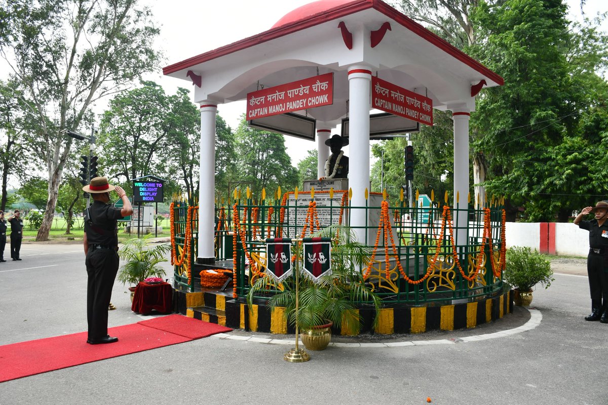 🇮🇳 “𝗦𝗮𝗹𝘂𝘁𝗶𝗻𝗴 𝘁𝗵𝗲 𝘀𝘂𝗽𝗿𝗲𝗺𝗲 𝘀𝗮𝗰𝗿𝗶𝗳𝗶𝗰𝗲 𝗼𝗳 𝗖𝗮𝗽𝘁 𝗠𝗮𝗻𝗼𝗷 𝗞𝘂𝗺𝗮𝗿 𝗣𝗮𝗻𝗱𝗲𝘆, 𝗼𝘂𝗿 𝗲𝘁𝗲𝗿𝗻𝗮𝗹 𝗵𝗲𝗿𝗼.” 

In honour of Capt Manoj Kumar Pandey, #PVC (Bravest of the Brave), a solemn wreath laying ceremony was organised by 11 GRRC under