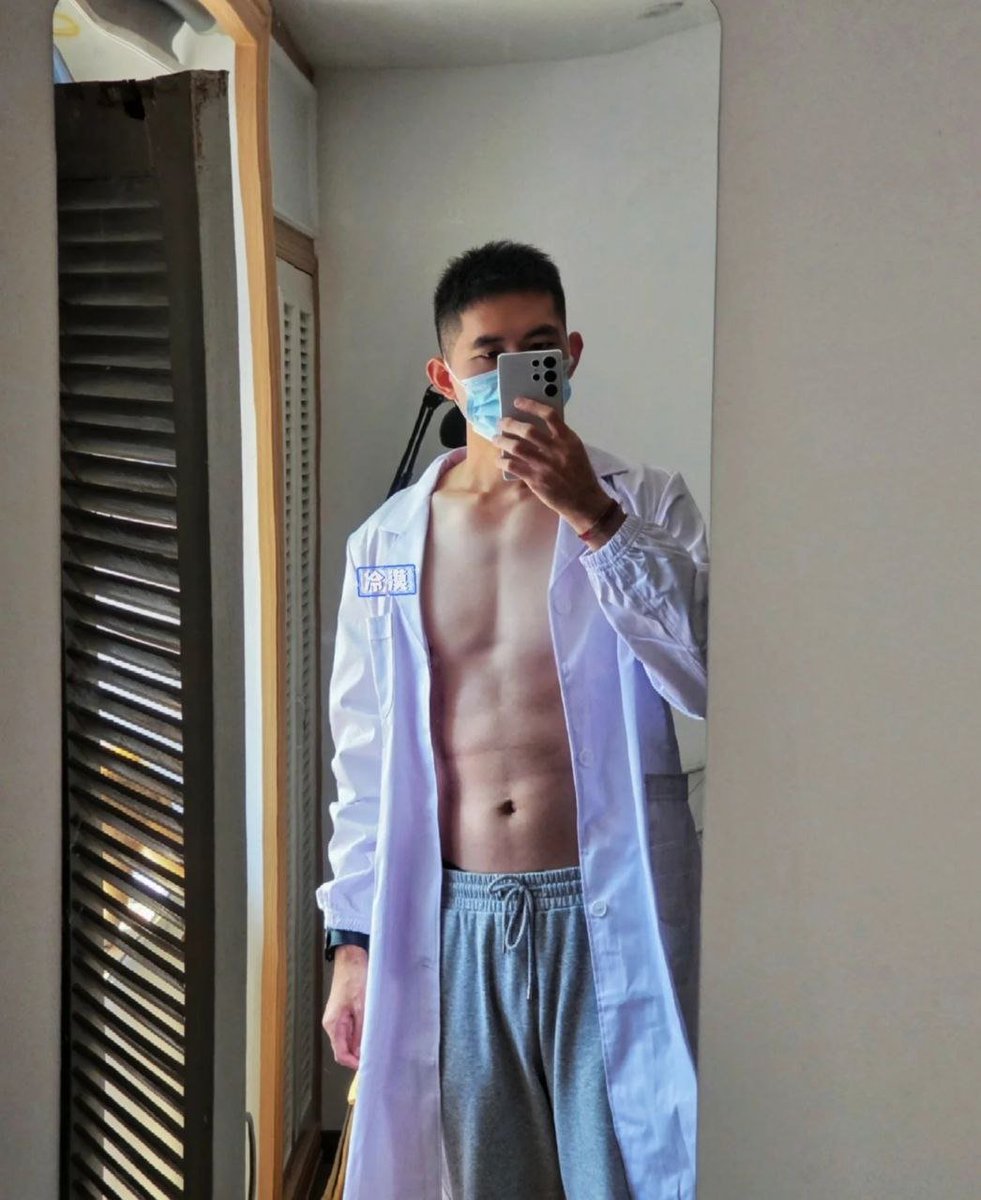 初来乍到，请多关照，昨天领了新白大褂，今天试一下，结果试着试着就上班和下班是两个人周末日常当代医学生周末白大褂朋友已在线腹肌男孩#合适可约#同城异地可视频看下！