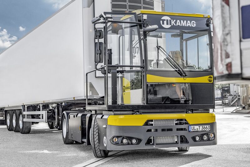 AprolisLocation's tweet photo. Et si vous gagniez en productivité dans votre cour logistique ? Avec le tracteur de cour Tii Kamag PT, vous  la fluidité des manœuvres, réduisez la fatigue de vos opérateurs, et consommez jusqu’à 30 % de carburant en - qu’avec un tracteur routier.
👉https://t.co/DKX8wpvPsA https://t.co/wJLoU6exGB