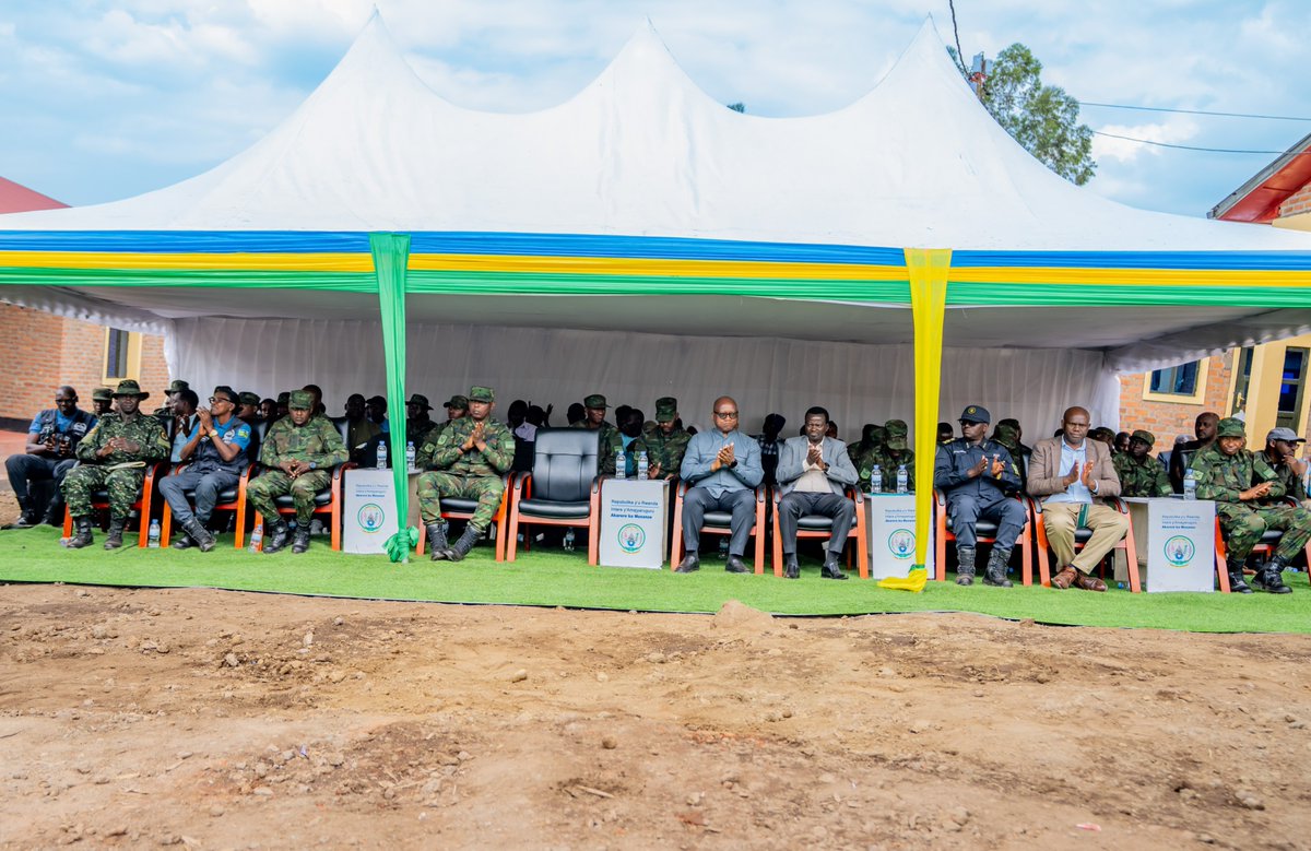 Mu muhango wo gusoza ibikorwa bimaze amezi atatu bihuza inzego z'umutekano n'abaturage, Minisitiri w’Ingabo Hon. Juvenal Marizamunda yasabye abaturage gufata neza amazu bubakiwe no kwirinda kwangiza ibikoresho bahawe, harimo n'ibibaha amashanyarazi. #Kwibohora31