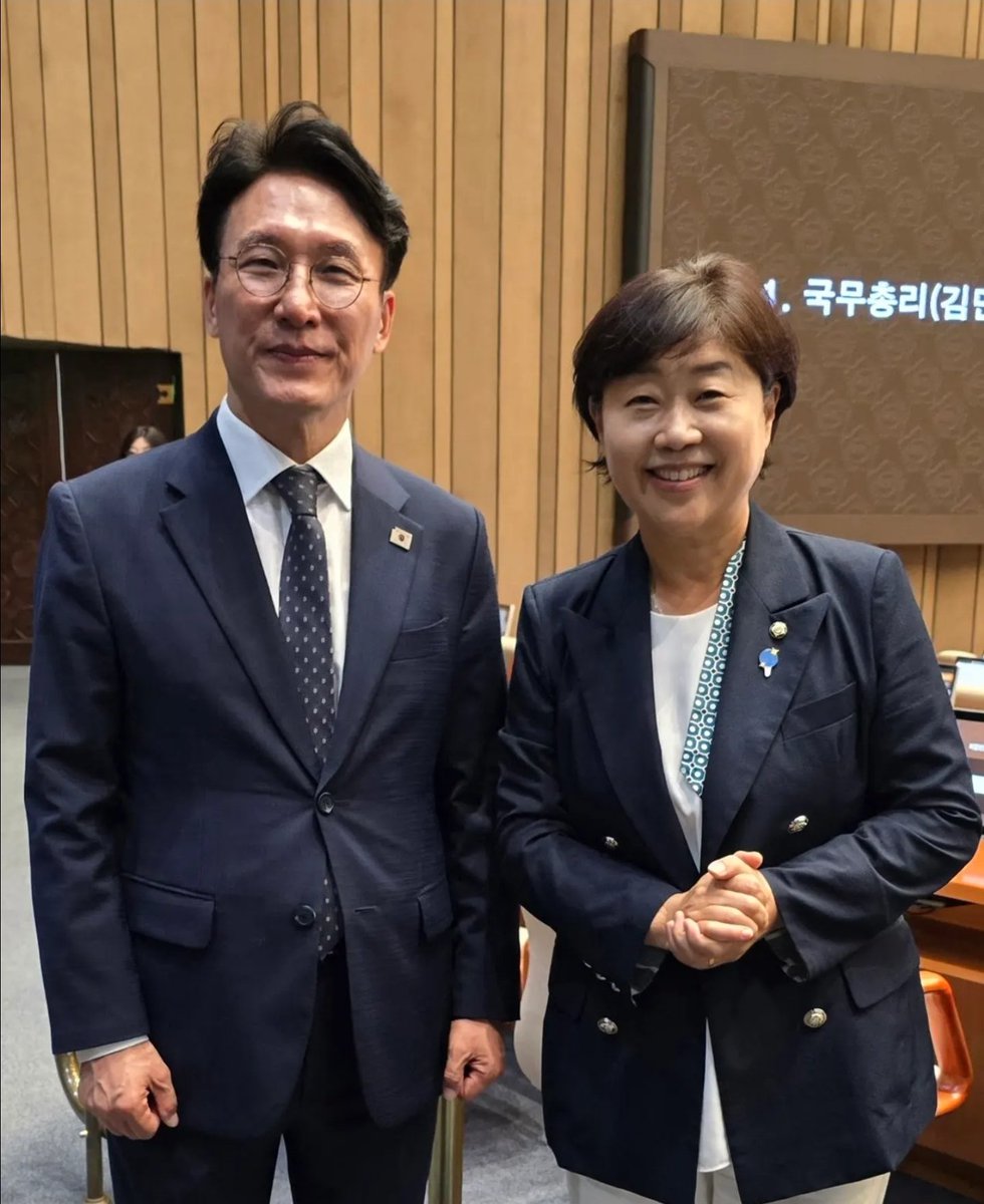 국무총리 김민석! 
총리님 축하드립니다. 
대한민국 잘 부탁드려요~ 
이재명 대통령님을 도와
우리 대한민국 잘 이끌어주세요~ 
국민여러분 힘을 모아주세요~~