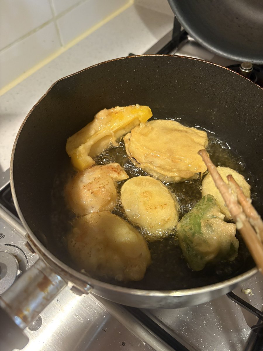 久しぶりに天ぷら🍤✨
初めてパプリカ揚げてみたら1番美味しくてびっくり！！抹茶塩によく合う🍵✨️
米粉、卵、冷水で衣を作ったのも良かったみたい👍✨️
