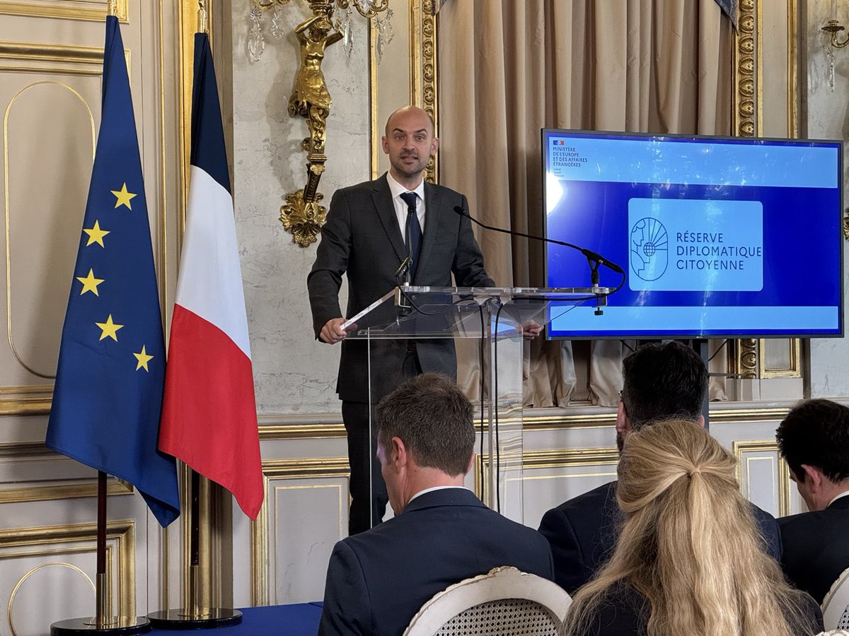 KlinkertBrigitt's tweet image. Ce jeudi 3 juillet, j’ai assisté au lancement d’une initiative inédite : la Réserve diplomatique citoyenne, portée par @jnbarrot, Ministre de l’Europe et des Affaires étrangères.
Elle permettra à des citoyennes et citoyens de contribuer aux grandes causes diplomatiques :…