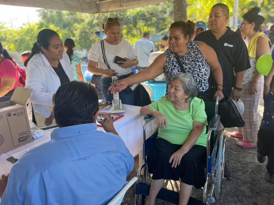 ComunitariosES's tweet photo. Con nuestro programa #JornadasMedicas, nos esforzamos por brindar atención médica y bienestar a las familias en comunidades vulnerables de El Salvador 🇸🇻.
#ComunitariosES trabajando para mejorar la salud de quienes más lo necesitan.
#MovimientoComunitario #Desde2010 #PromoviendoSoluciones #ComunitariosES