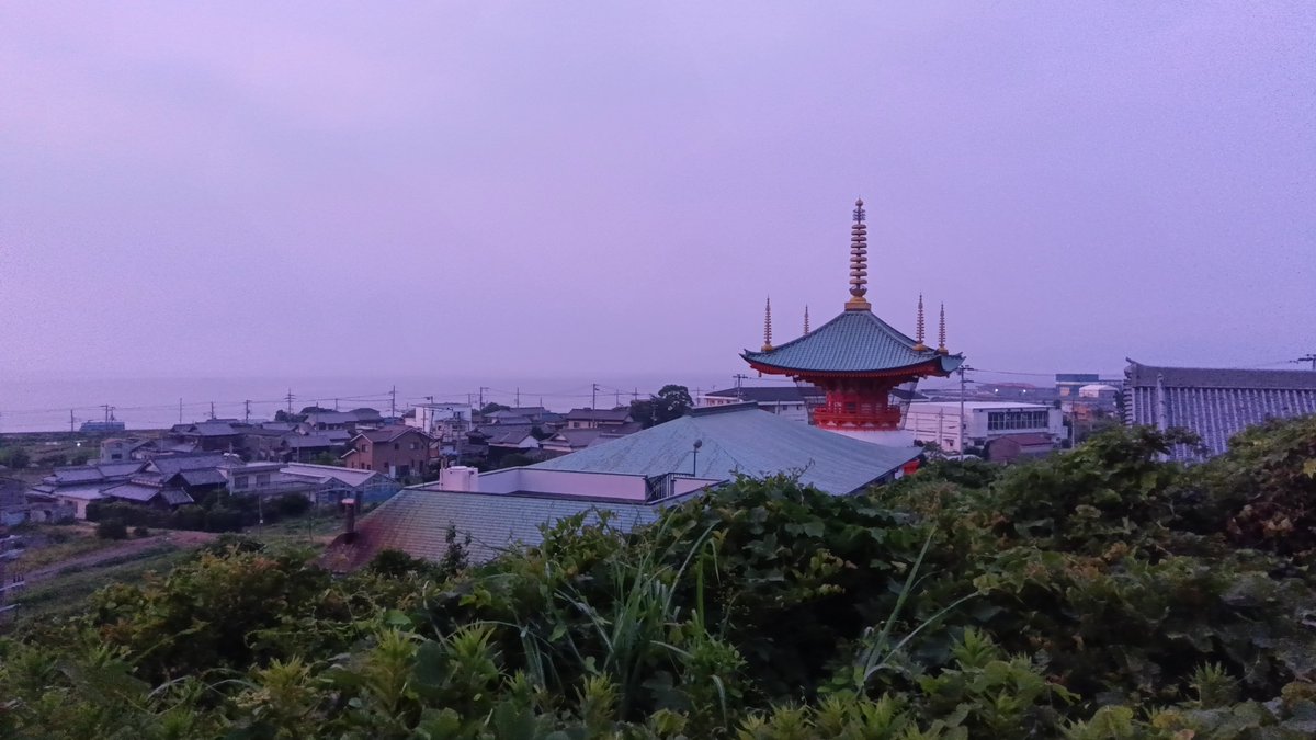 洲本市散策🏯Sumoto♨
①②淡路島最大の都市　中心部には雰囲気の良いアーケード街が有りました　珍しい形の信号機🚥
③海上の洲本市街夜景🌃　空に浮いてる灯は洲本城🏯
④八浄寺🛕（淡路市　旧津名町）…昨晩は津名で野宿💤