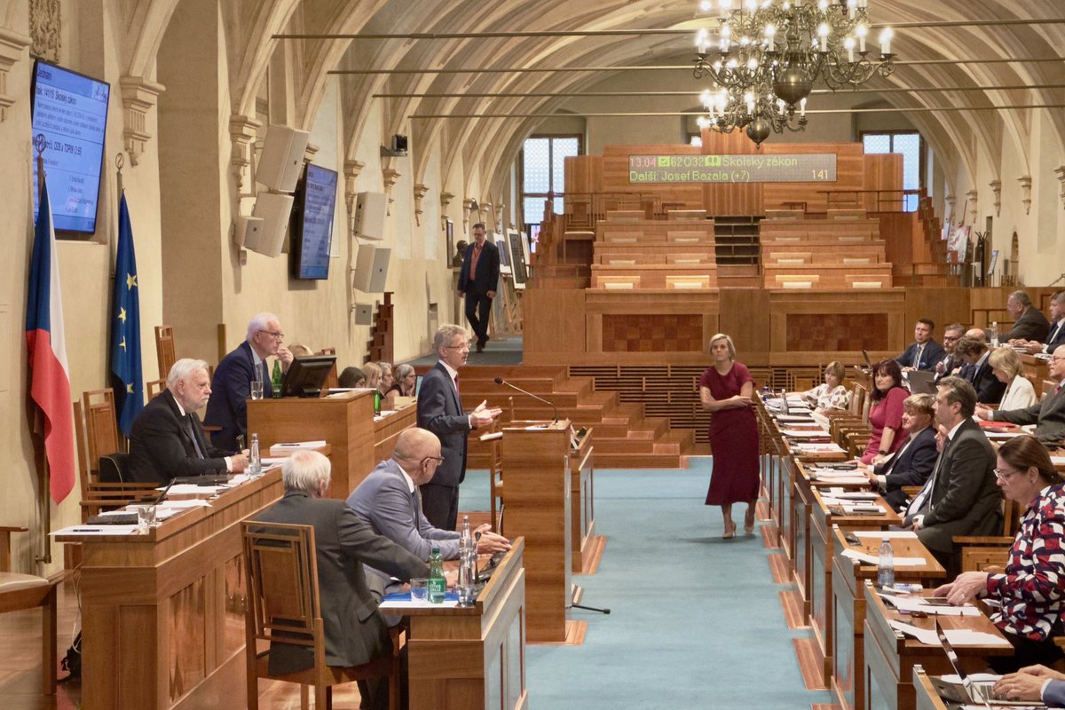 Vystrcil_Milos's tweet image. Kvalitní školství je základ naší budoucnosti. V @SenatCZ jsme dnes schválili velkou školskou novelu, která přináší desítky pozitivních změn. Vytváří například lepší podmínky pro systematickou podporu školních psychologů, odstraňuje nerovnosti mezi kraji či školami ve stejném…