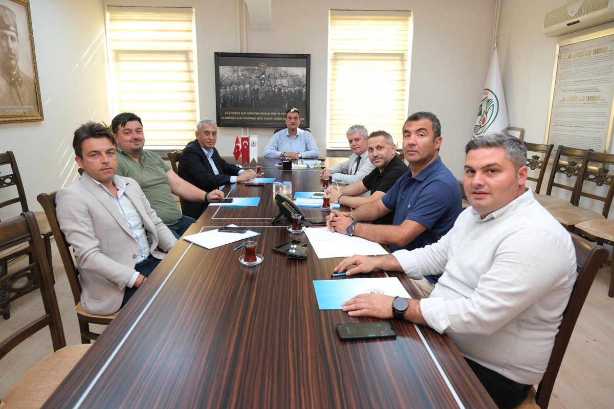Cuma günü şehrimizde beklenen şiddetli yağış tahminleri doğrultusunda, ilgili ekip arkadaşlarımızla bir araya gelerek tedbir amaçlı toplantımızı gerçekleştirdik. Olası olumsuzluklara karşı ekiplerimiz 7/24 sahada görev başında olacak. Vatandaşlarımızın güvenliği için her an