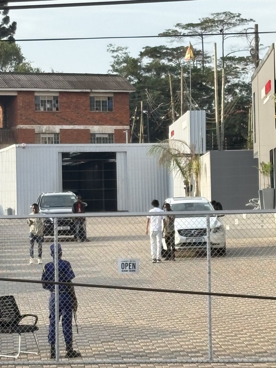 thy_abraham's tweet image. Where are people getting money to buy cars in this economy?

😣