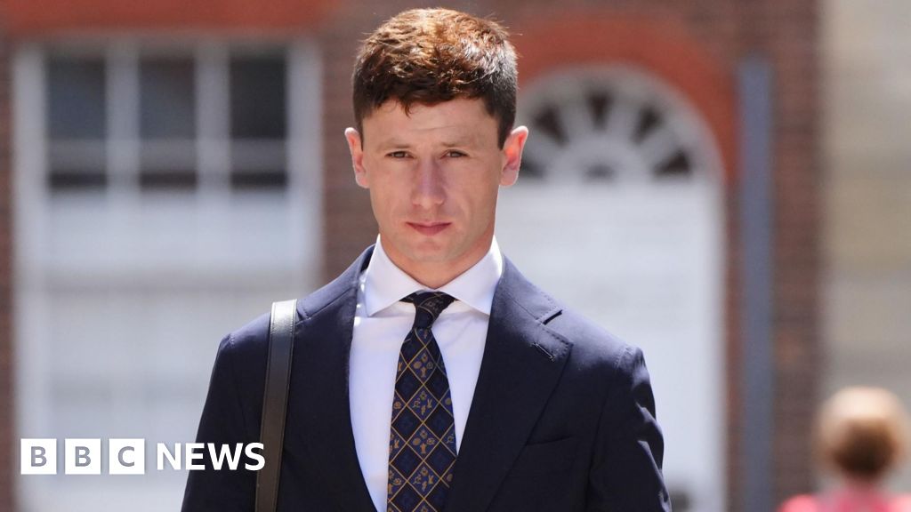 Champion jockey Murphy fined £70k for drink driving: The jockey was charged after crashing his Mercedes into a tree in Berkshire. dlvr.it/TLjbrY