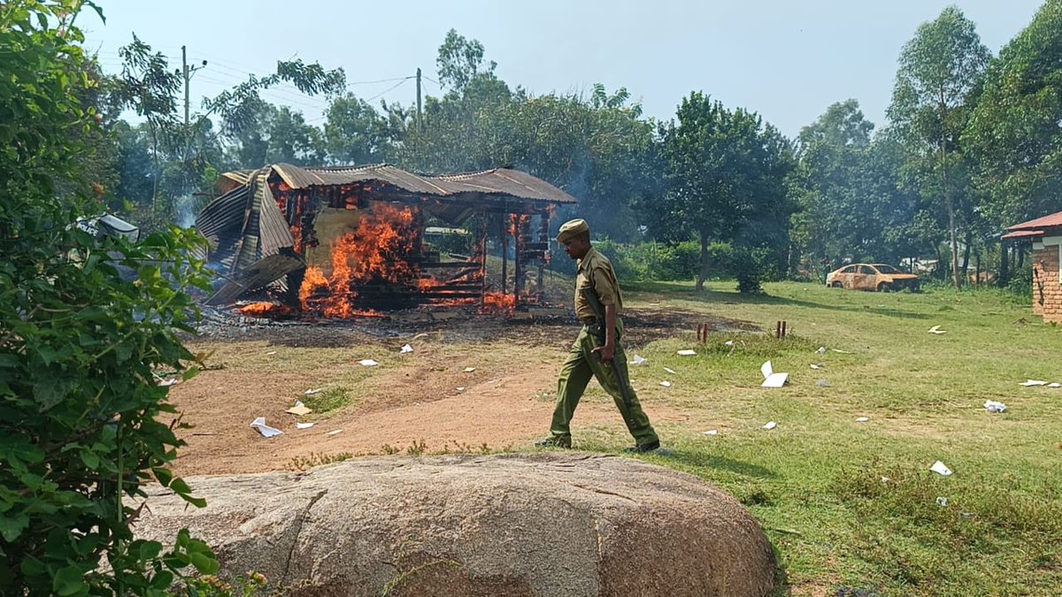 Fury as Youths Torch Mawego Police Station, March with Albert Ojwang’s Casket.

fourtheye.africa/fury-as-youths…