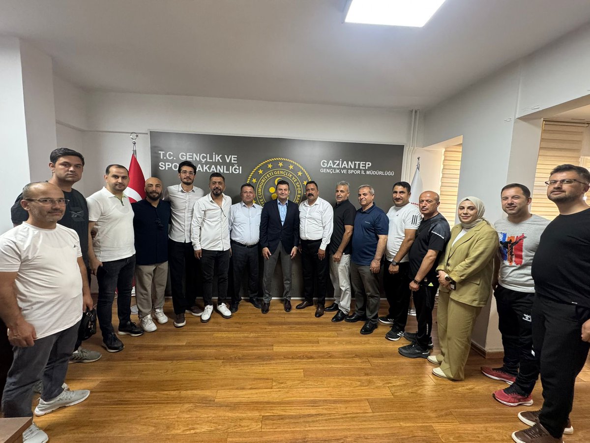 Hakem kursları vesilesiyle ilimizde bulunan Türkiye Taekwondo Federasyonu Asbaşkanı Engin Sarıkaya ve beraberindeki heyet, İl Müdürümüz Numan Nafiz Şahin’i makamında ziyaret etti.  

Ziyaret sırasında kursların içeriği ve şehrimizdeki organizasyon süreci hakkında bilgi