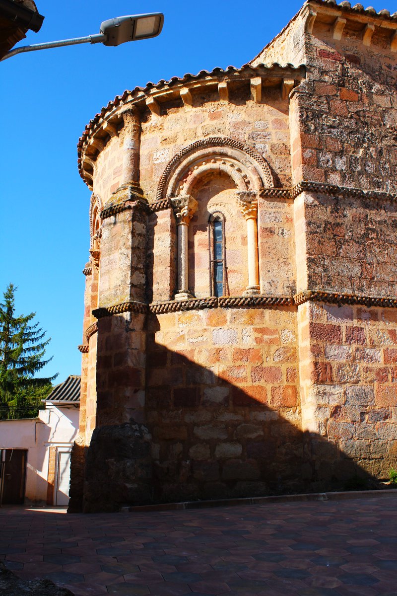 fjdiazconsultor's tweet image. Ábside de la iglesia de San Vicente, en Becerril del Carpio (#Palencia). #románico. s.XII-XIII. Había un casa muy pegada que dificultaba la foto de conjunto.