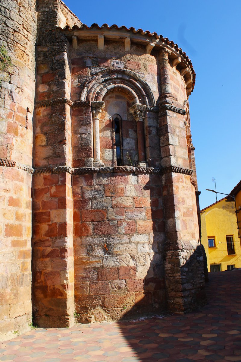 fjdiazconsultor's tweet image. Ábside de la iglesia de San Vicente, en Becerril del Carpio (#Palencia). #románico. s.XII-XIII. Había un casa muy pegada que dificultaba la foto de conjunto.