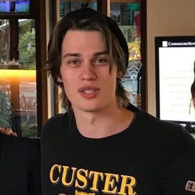 thvgalitzine's tweet photo. his ability to look like a lesbian needs to be studied https://t.co/7QhKy4EX6g