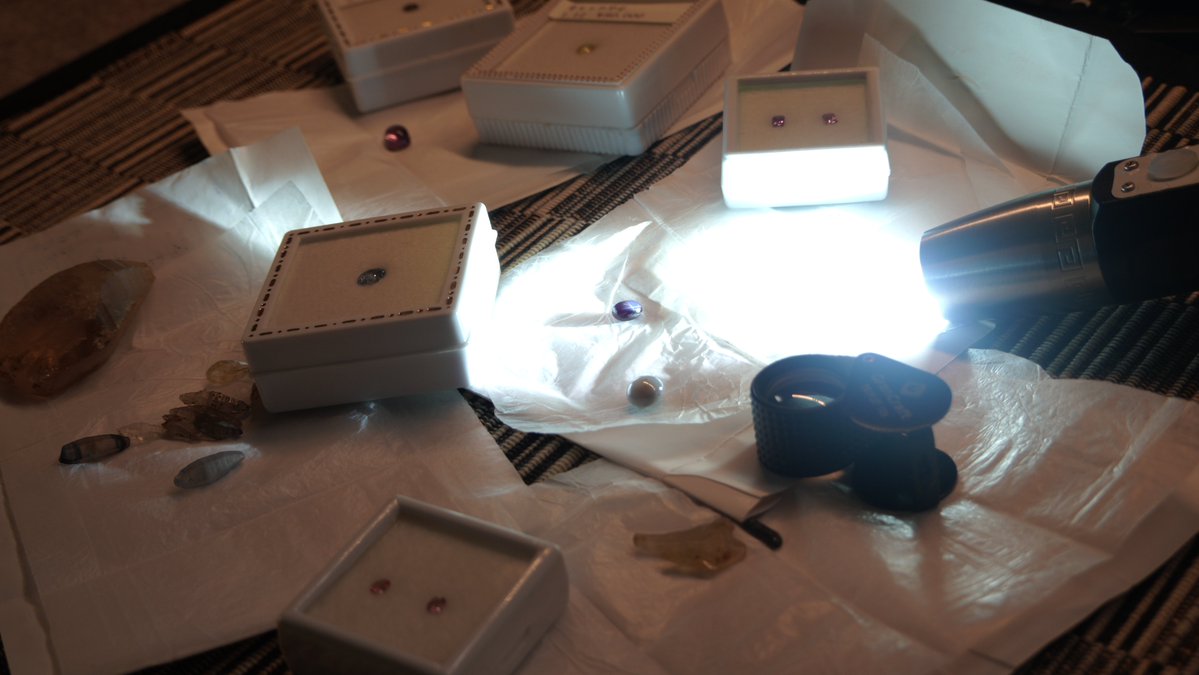 7/4、本日31歳になりました。
宝石のような、魅惑的で、光を当てれば反射し続ける日々でした。これからはさらに大切に磨き続け、魅せ続け、みなさまに届けられるよう精進します。
近くから、遠くから、陰ながら、引き続き応援をどうぞよろしくお願いいたします。