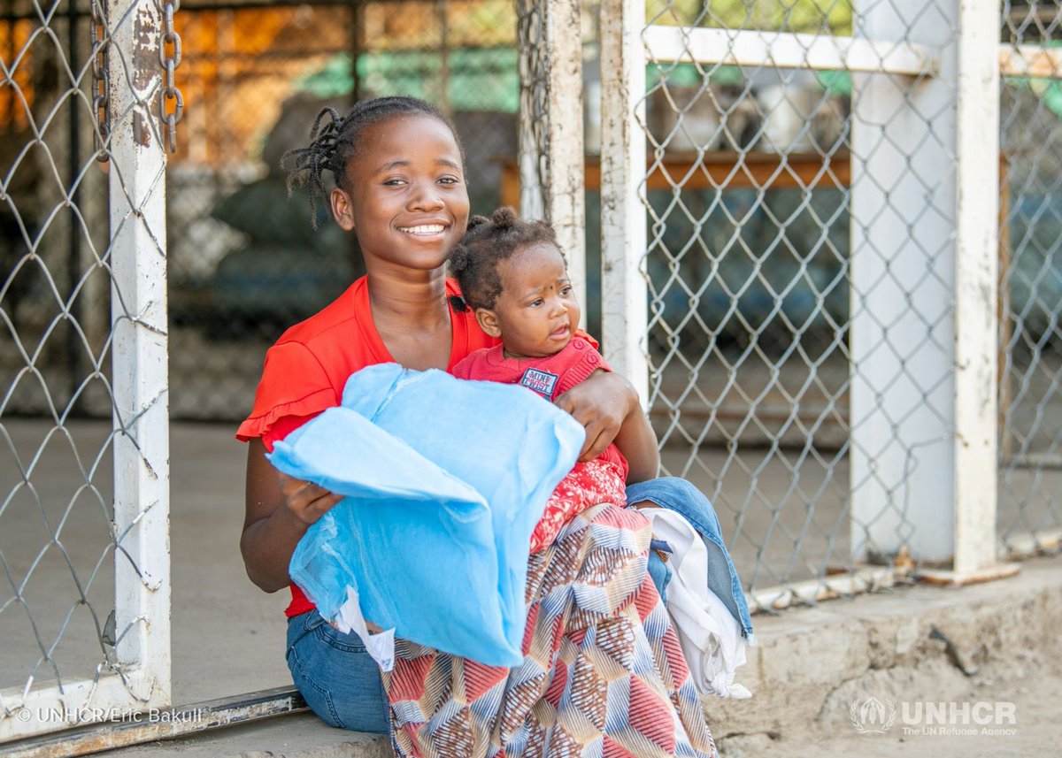 UNHCR_Kenya's tweet image. Thousands of refugee and host community families in Kakuma can sleep safer every night thanks to @MOH_Kenya ‘s donation of 140,000 insecticidal nets protecting the most vulnerable from malaria and other mosquito-borne diseases.