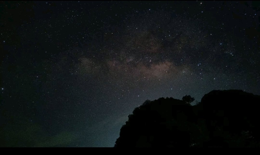 Writer200's tweet photo. the milky way I took using my Android phone https://t.co/tHJ1lHFJWM
