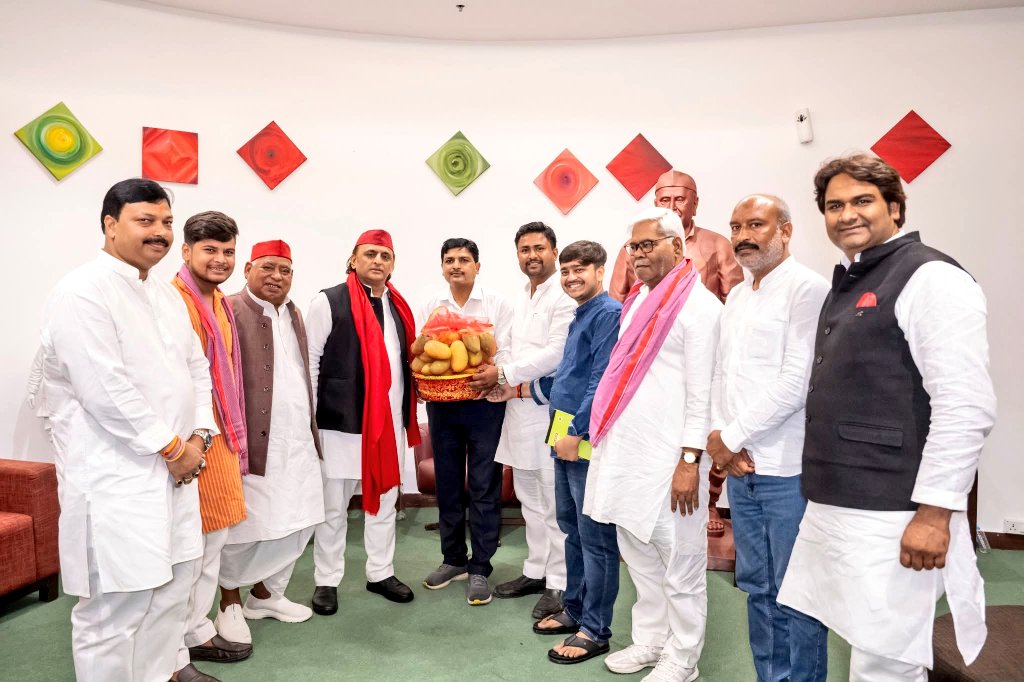 Awadhesh Prasad (@awadheshprasad_) on Twitter photo माननीय राष्ट्रीय अध्यक्ष आदरणीय श्री अखिलेश यादव जी से स्नेहिल मुलाकात कर जन्मदिन की बधाई व शुभकामनाएं प्रेषित की।
<a href="/yadavakhilesh/">Akhilesh Yadav</a> #AkhileshYadav माननीय राष्ट्रीय अध्यक्ष आदरणीय श्री अखिलेश यादव जी से स्नेहिल मुलाकात कर जन्मदिन की बधाई व शुभकामनाएं प्रेषित की।
<a href="/yadavakhilesh/">Akhilesh Yadav</a> #AkhileshYadav