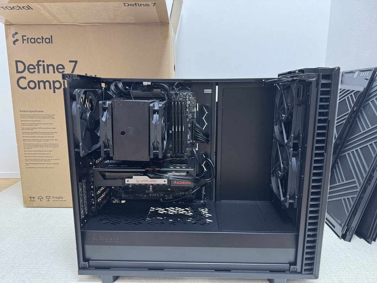 umiush1's tweet photo. めちゃくちゃ組みやすいPCケースだった。
勢いで綺麗に配線までしちゃったけど無事1発でBIOS起動したのでひと安心。 https://t.co/FkGmxWrhl5