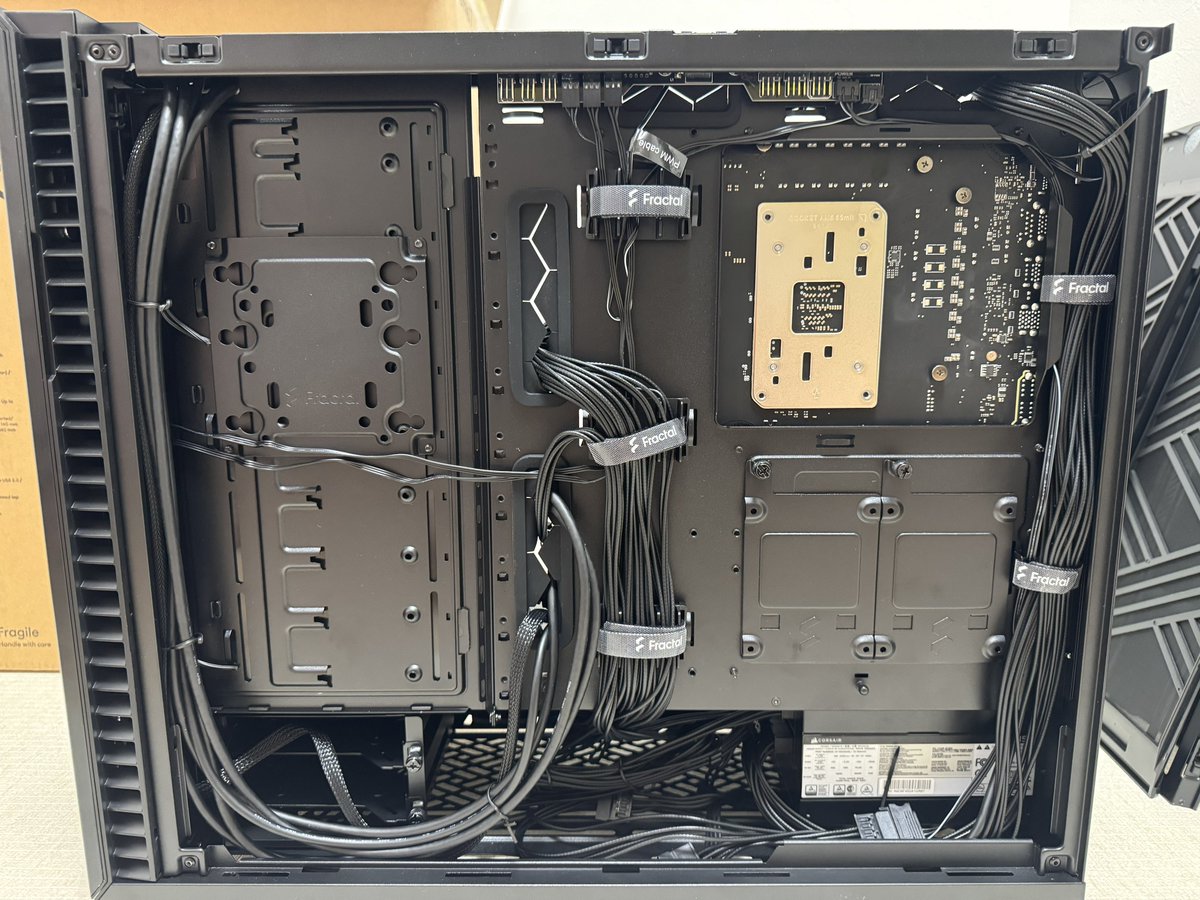 umiush1's tweet photo. めちゃくちゃ組みやすいPCケースだった。
勢いで綺麗に配線までしちゃったけど無事1発でBIOS起動したのでひと安心。 https://t.co/FkGmxWrhl5