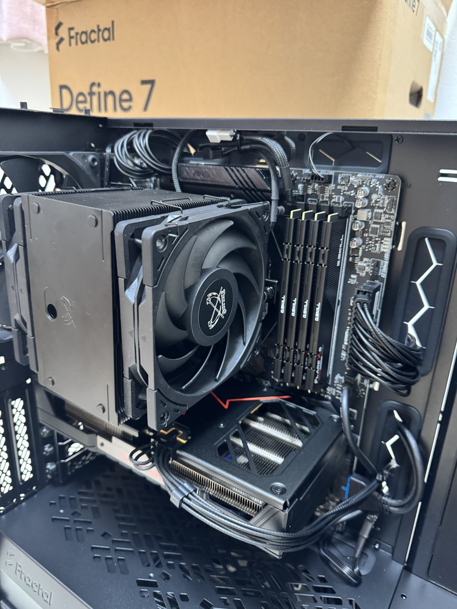 umiush1's tweet photo. めちゃくちゃ組みやすいPCケースだった。
勢いで綺麗に配線までしちゃったけど無事1発でBIOS起動したのでひと安心。 https://t.co/FkGmxWrhl5