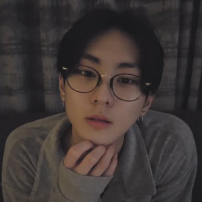 fatepdf's tweet image. jungwon in glasses gets me every single time