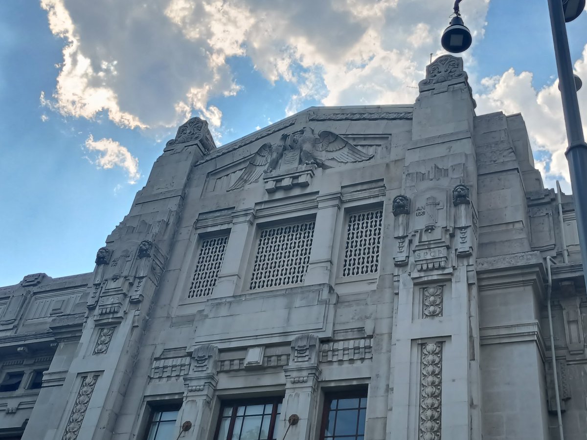 CiarliniKoerner's tweet image. I have been in and out of #MilanoCentrale a lot of times, and I thought that, save for the bases of the iron canopies, it had been largely 'sanitized' from the Fascist symbols postwar.
Today, as I approached from the eastern side, I saw I was wrong.
Interesting.